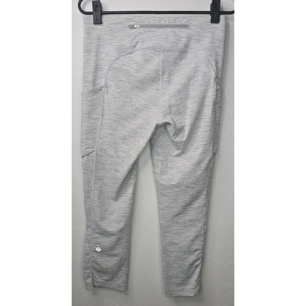LULULEMON‎ Women's Size 6 Crop Leggings Gray White Stripe Pockets Zip -2651